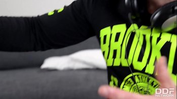 Ломливые чувихи помещаются на конечность попеременно