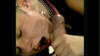 Девушка допила свой прохладительный коктейль