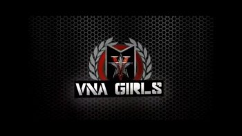 Голая сучка по просьбе одного из парней садиться писей на член