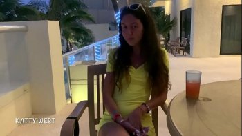 Русский стриптизер задирает белую безрукавку русской девушке