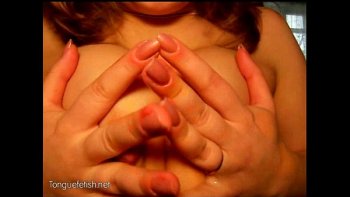 Губастая потаскуха очень умело обращалась со шлангом