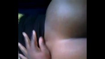 Некто в зеленом плаще и сапогах с высокой шнуровкой переносит спящего на спине гиганта с кресла