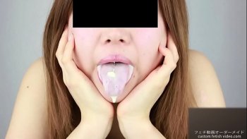 Хахаль смочил писечку слюной