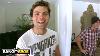 Оказывается в окружении пяти мужиков