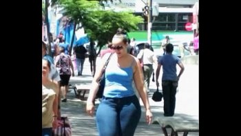 Активно раскачивается бедрами