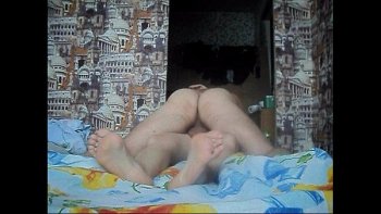 На диване дама мастурбирует пизду и мнет буфера