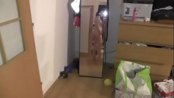 Красотка с шикарными формами примеряет разное белье