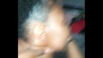 Снимает на камеру это позорное избиение