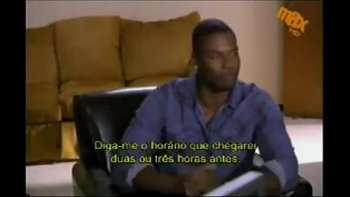 Негритянка прыгает в парке на члене незнакомца