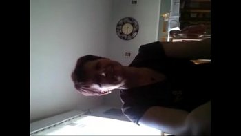 Зрелая тетка мастурбирует видео