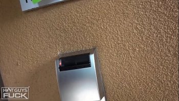 Русская девочка на массажном столе на четвереньках сосет член парня