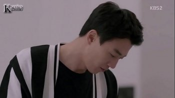 Жесткое порно анал группа мужики пришли в гости к телочке и трахнули толпой во все дырки