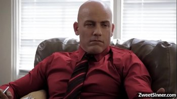 Показывая сладкие гладкие ягодицы