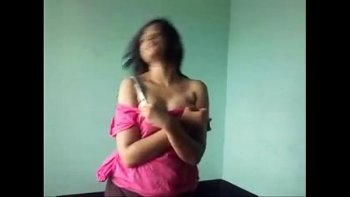 Симпатичная азиатка раздевается и демонстрирует свои прелести перед камерой