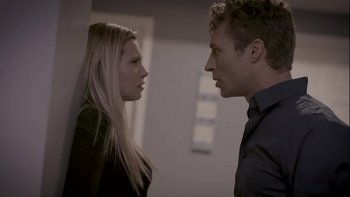 Поэтому он снимает большой дом и приглашает всех своих сокурсников на вечеринку