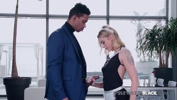 Шлюха горничная обнажила ягодицы