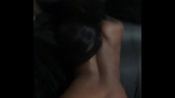 Жарит блондинку на кровати раком