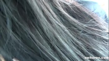 Горячую девушку выебали большим членом прямо на улице