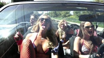 Двое жарят одну