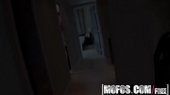 Белая шлюха с классной большой задницей знает себе цену