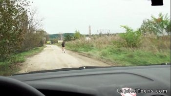 Парень подвез блондинку и трахнул ее в машине