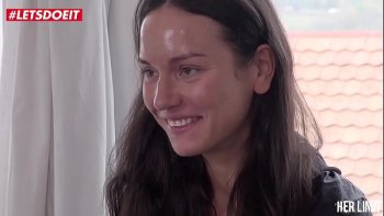 Русская девушка в черном чулке трахает пожилого