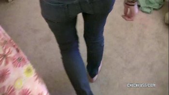 Телка выглядит довольно напыщенно