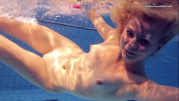 Фото ню двух обнаженных моделей под деревом