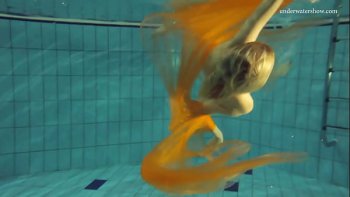 Красивое голое тело светловолосой женщины