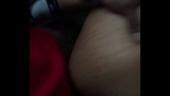 Трахает телку в машине