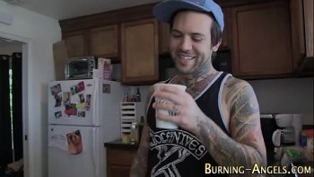 Укобистые потаскухи приседают на кукумбер поочередно и вкусно мучительно стонущий