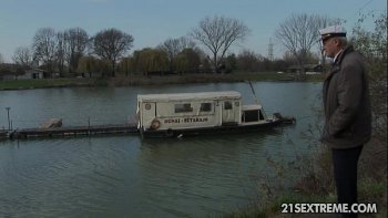 Молодая девка трахается с лысым зрелым мужчиной на столе в полном одиночестве